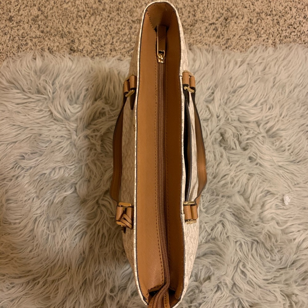 Authentic Michael Kors Morgan Tote (Vanilla) - Picture 4 of 8